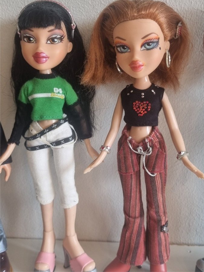 6 st Bratz dockor med kläder och tillbehör