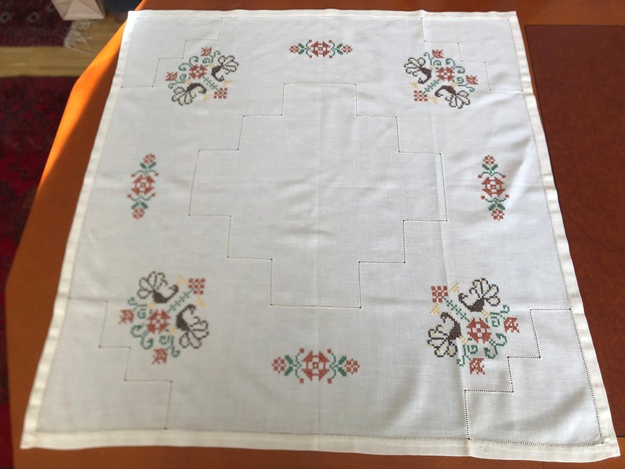 Vacker handbroderad Duk, 85 X 85 cm