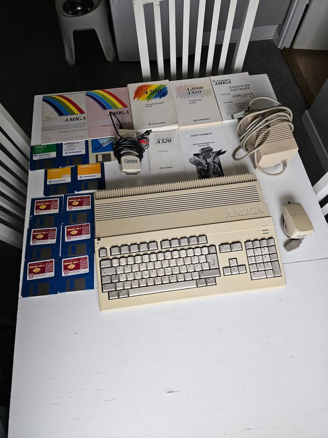 AMIGA 500 " CHICKENLIPS MED SPACEINVADERS TANGENTBORD "