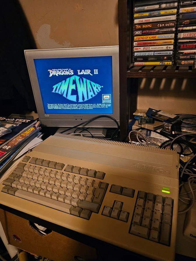 AMIGA 500 " CHICKENLIPS MED SPACEINVADERS TANGENTBORD "