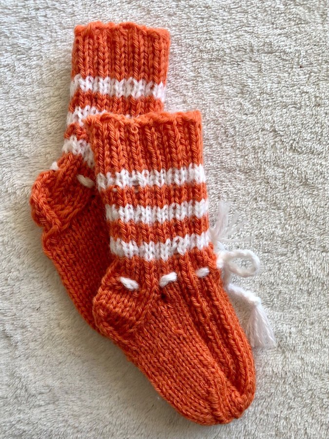 Hemstickade babysockor - orange vita