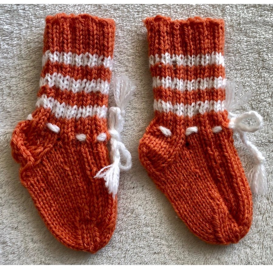 Hemstickade babysockor - orange vita