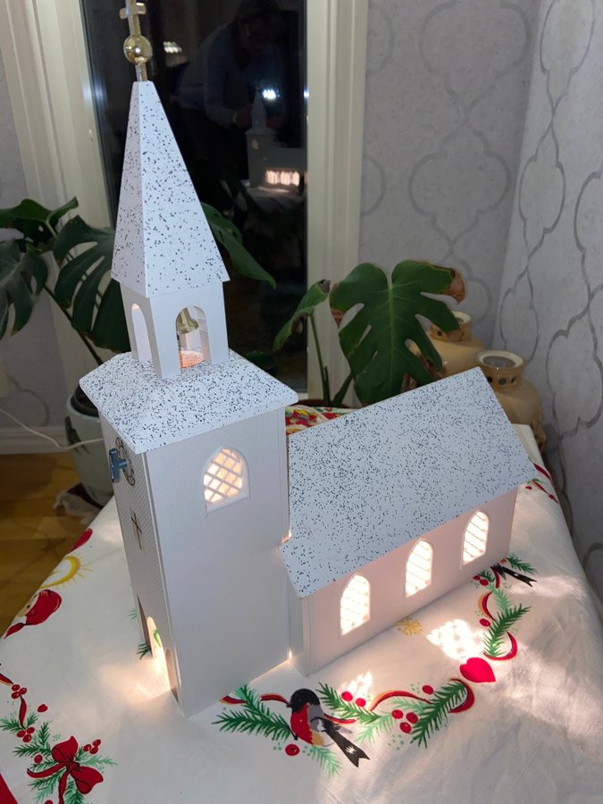 Julkyrka med belysning och spelar Stilla Natt ,Adventskyrka