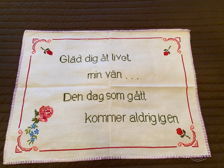 Handbroderad bonad