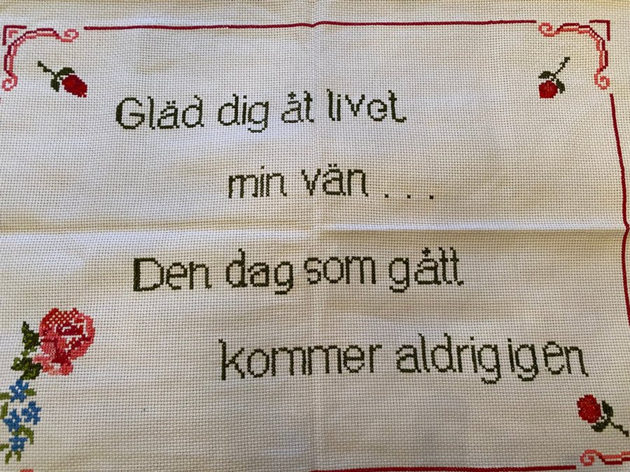 Handbroderad bonad