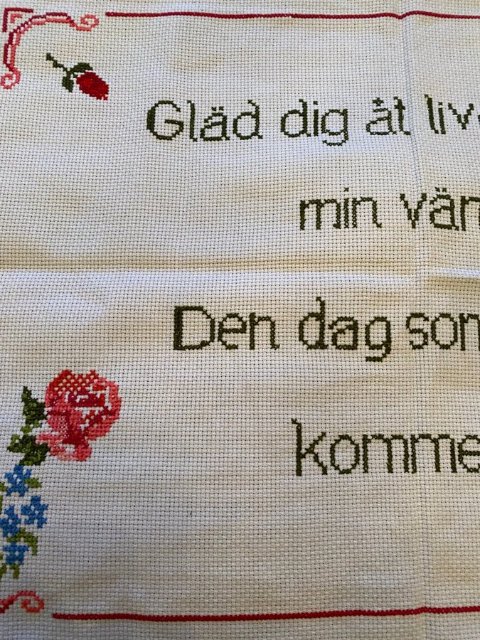 Handbroderad bonad