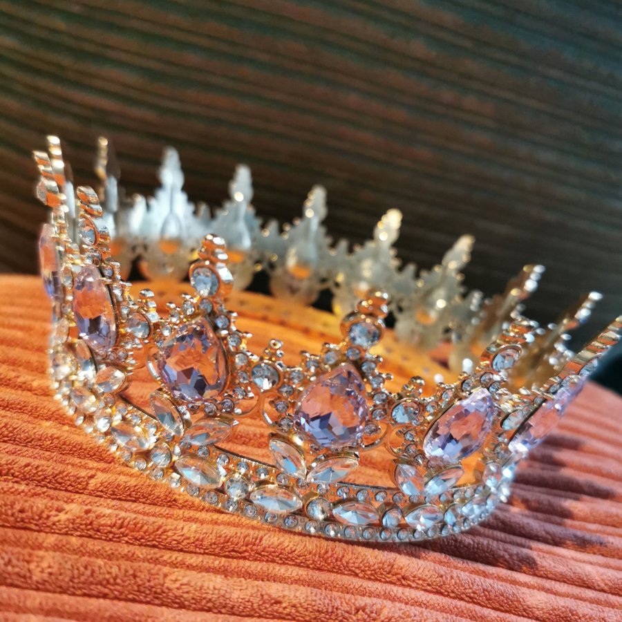 Vacker krona med rosa stenar / tiara för möhippa / cosplay / bröllp / lajv.