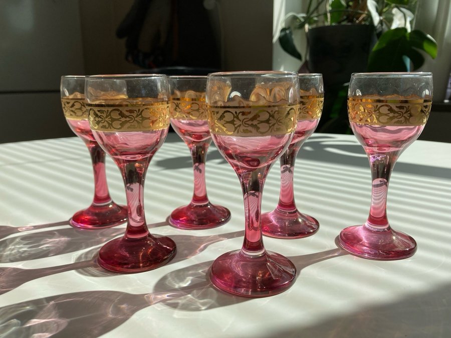 Italienska likörglas från Venedig nyskick mycket vackra 11,5 cm höga