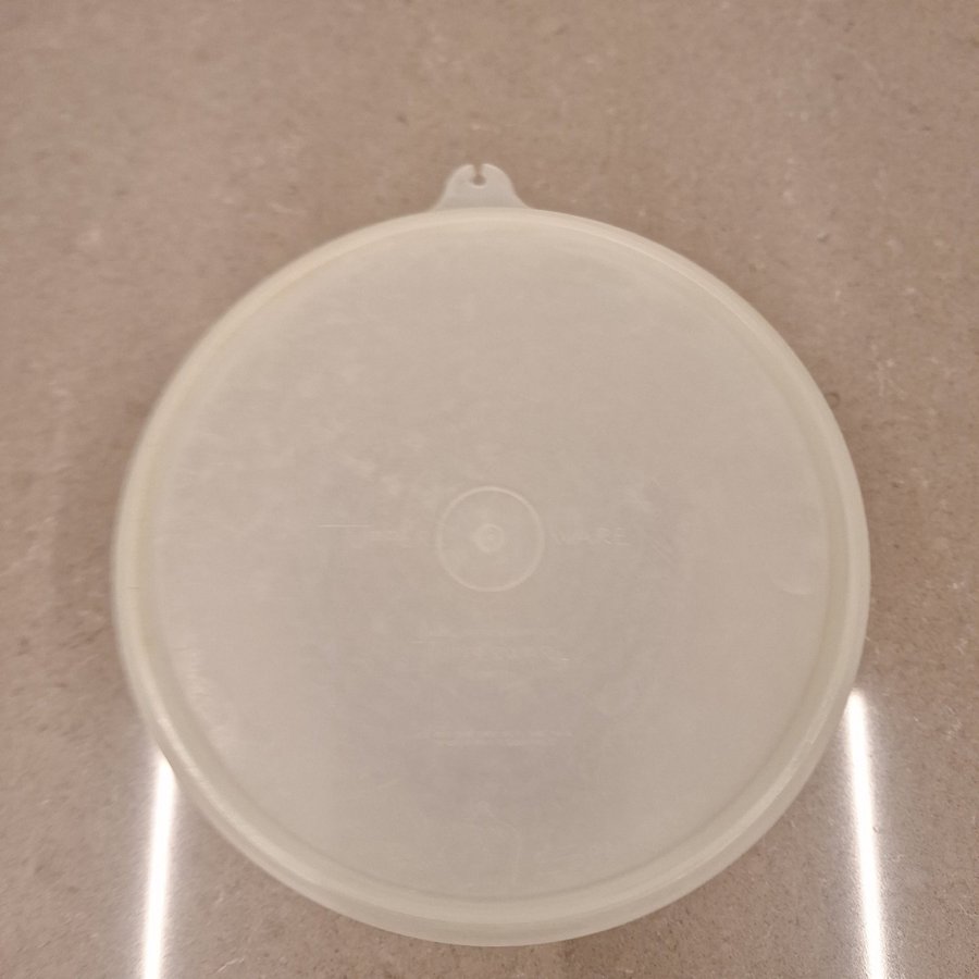 Tupperware burk med lock perfekt till Hushållsost