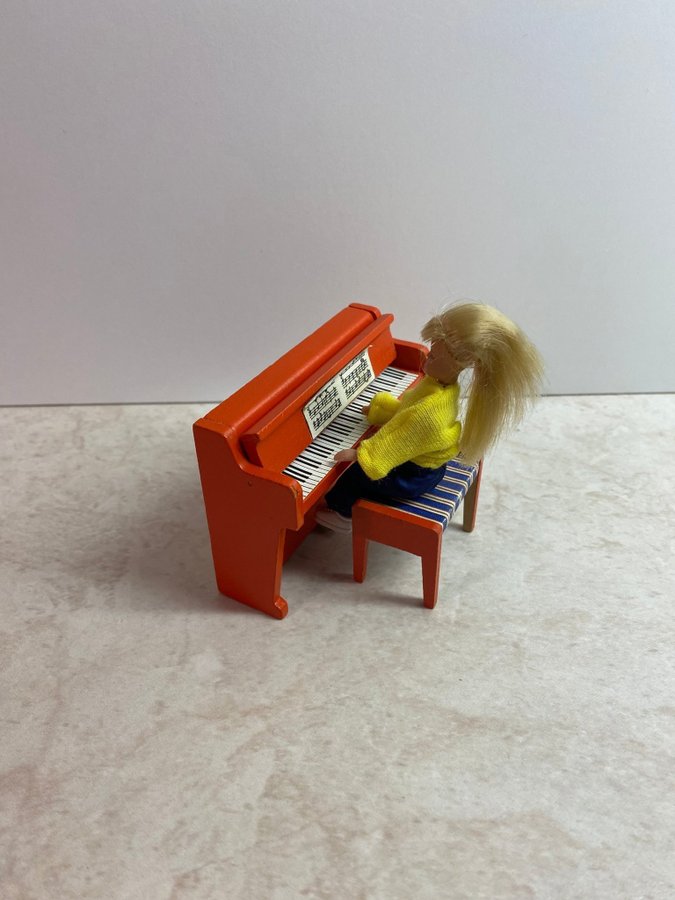 Lundby Flicka med sitt piano