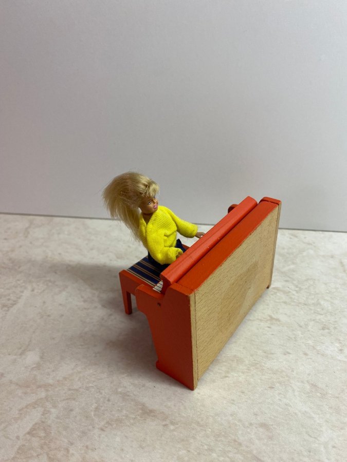 Lundby Flicka med sitt piano