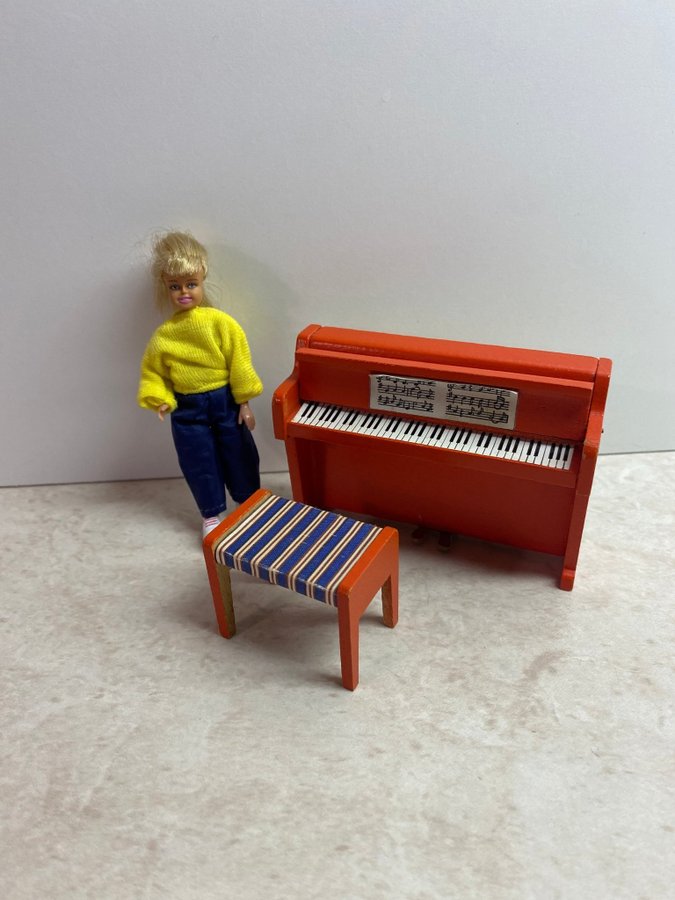 Lundby Flicka med sitt piano