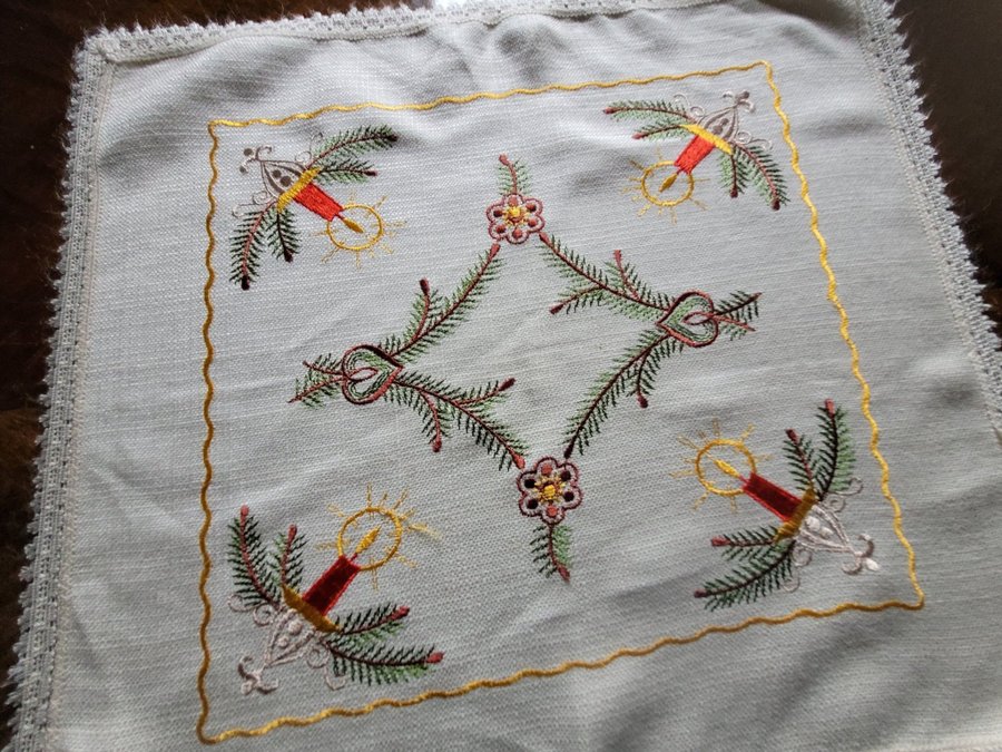 Söt äldre broderad julduk grankvistar ljus hjärtan 40×35 cm retro cm