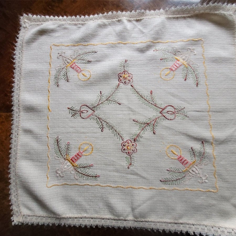 Söt äldre broderad julduk grankvistar ljus hjärtan 40×35 cm retro cm