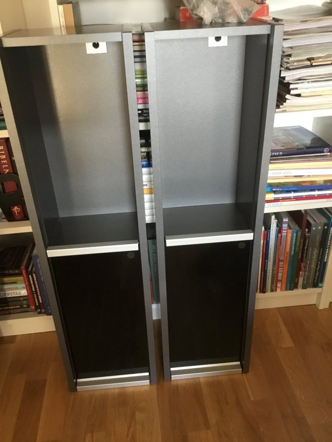 Två vägghyllor med glasdörrar,Ikea