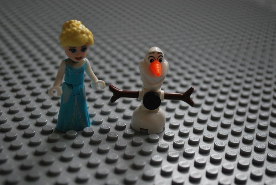 LEGO Disney Frozen Elsa and Olaf Minifigures