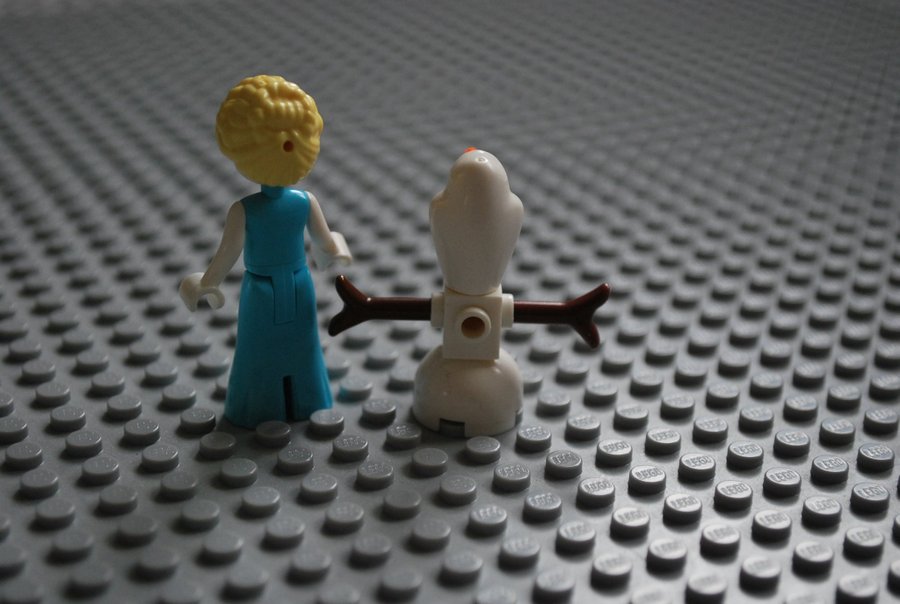 LEGO Disney Frozen Elsa and Olaf Minifigures