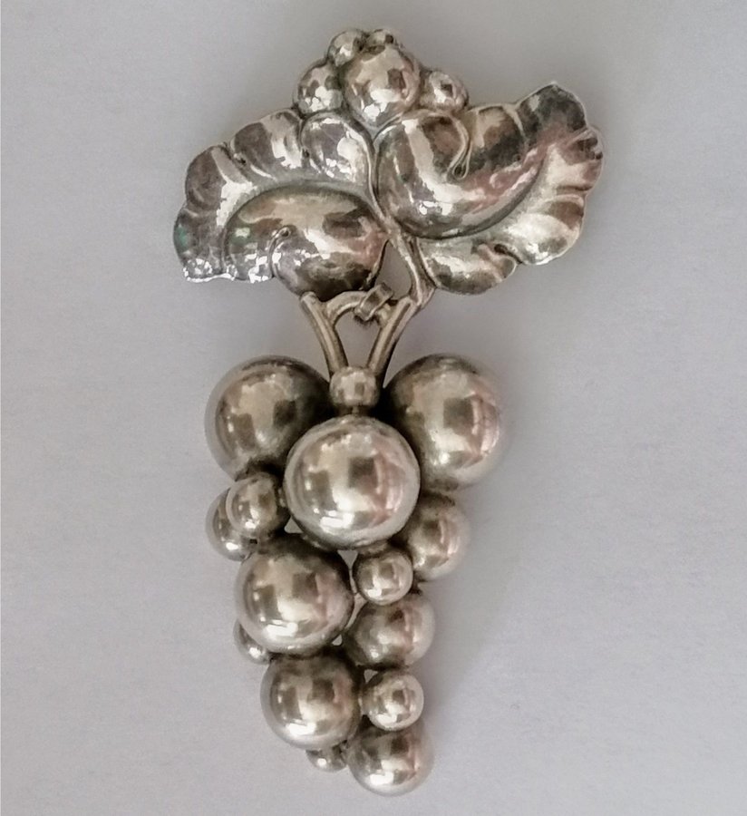 GEORG JENSEN  WENDEL, "Moonlight grapes" brosch i silver, modellnr.: No. 217B.