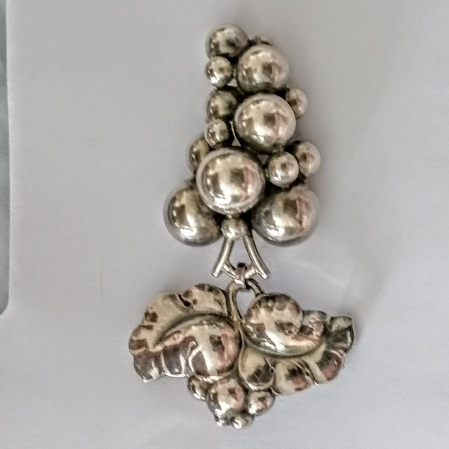 GEORG JENSEN  WENDEL, "Moonlight grapes" brosch i silver, modellnr.: No. 217B.