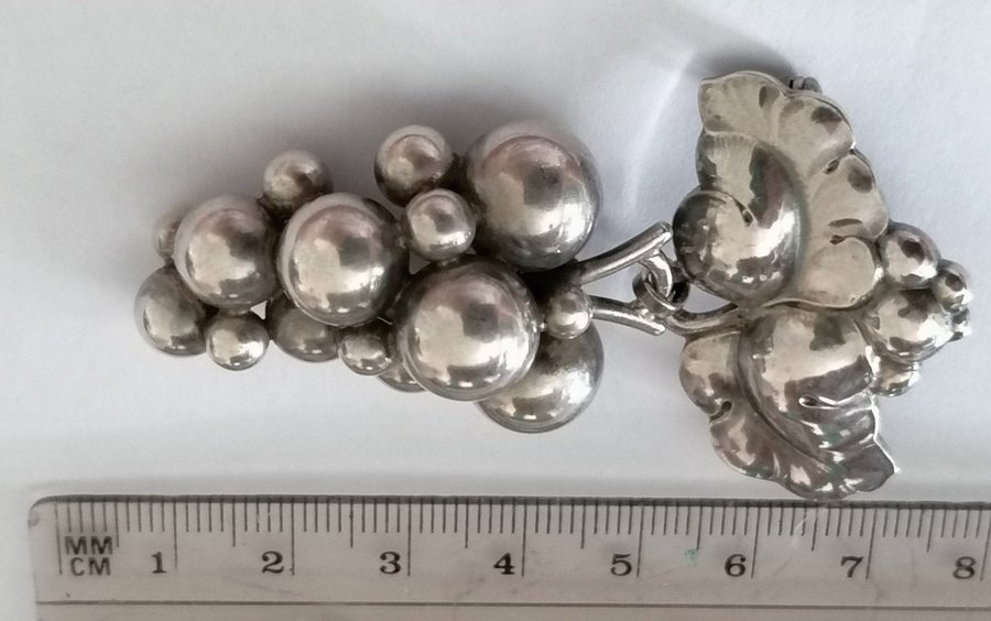 GEORG JENSEN  WENDEL, "Moonlight grapes" brosch i silver, modellnr.: No. 217B.