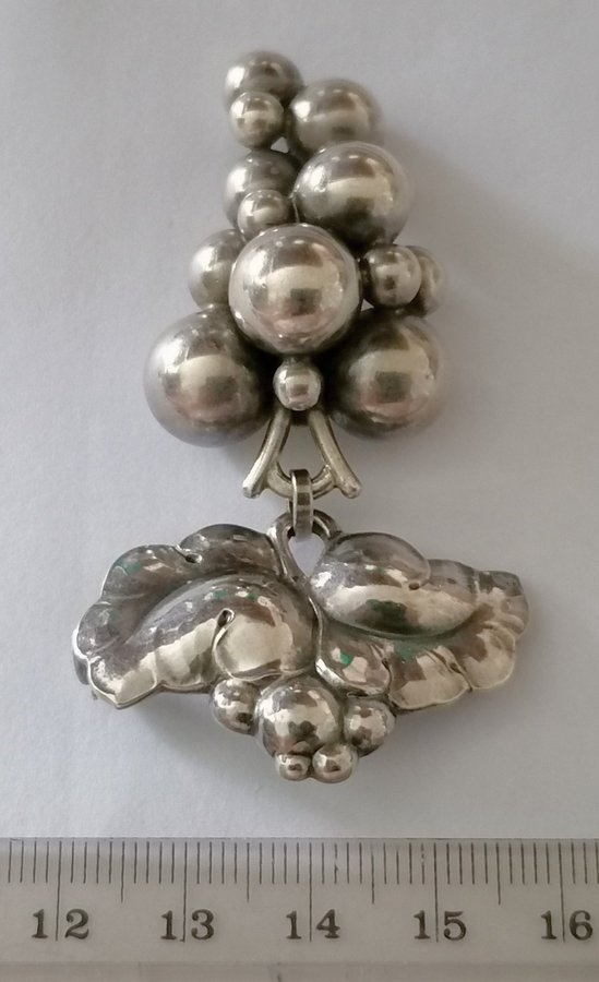 GEORG JENSEN  WENDEL, "Moonlight grapes" brosch i silver, modellnr.: No. 217B.