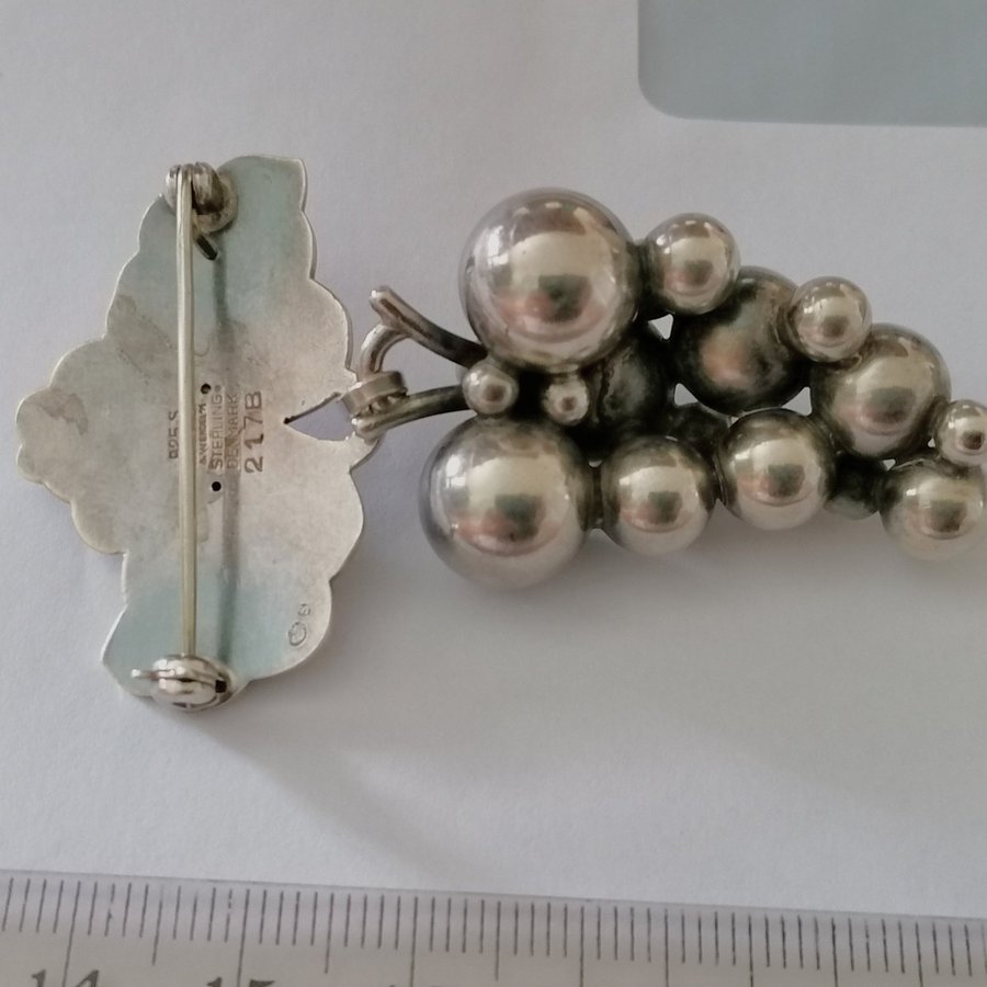 GEORG JENSEN  WENDEL, "Moonlight grapes" brosch i silver, modellnr.: No. 217B.