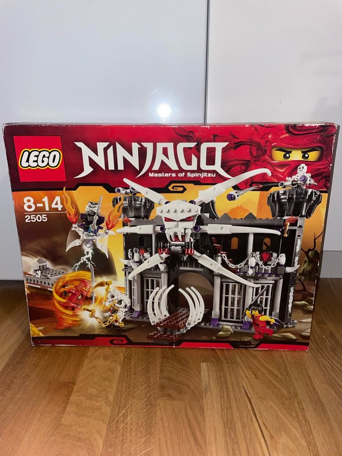 LEGO Ninjago 2505 - Spinjitzu Mästarnas Fästning