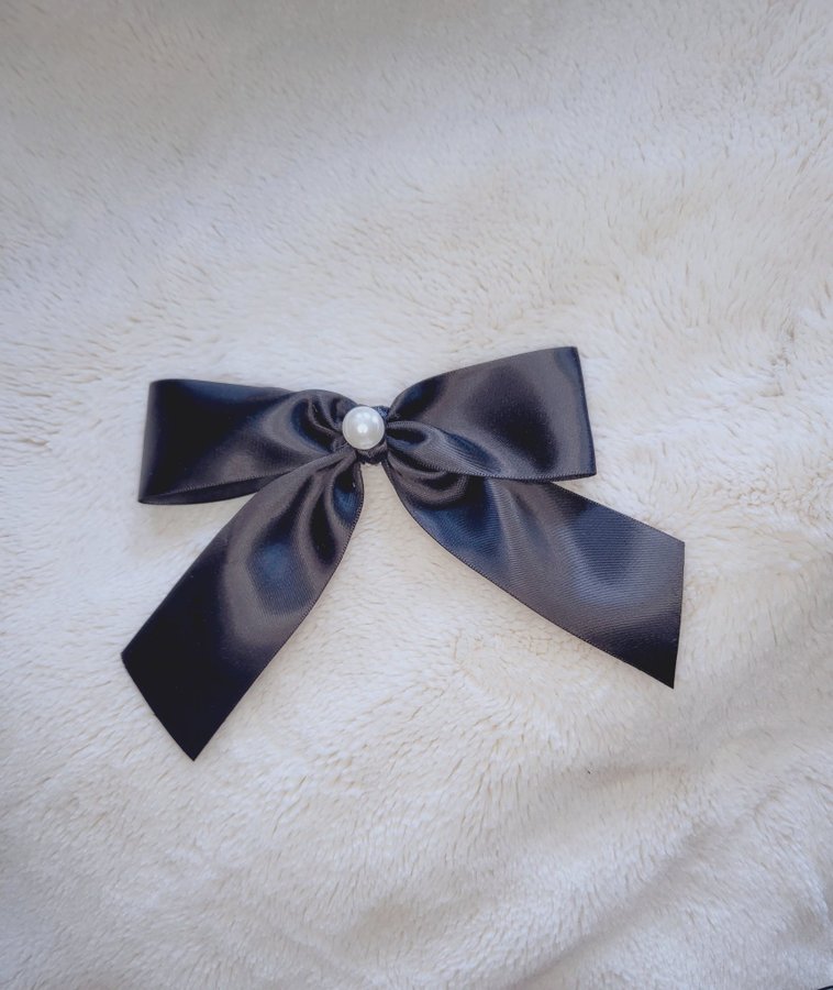 Medium black hair clip