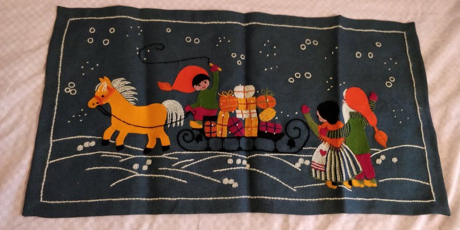 BRODERAD JULBONAD MED APPLIKATIONER häst släde tomte julklappar