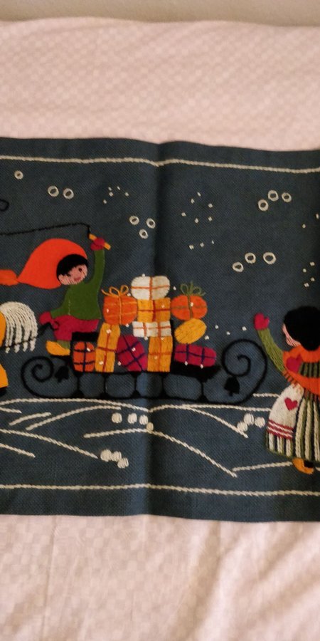 BRODERAD JULBONAD MED APPLIKATIONER häst släde tomte julklappar