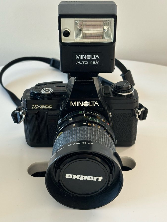 Minolta X-300 kamera med objektiv och blixt