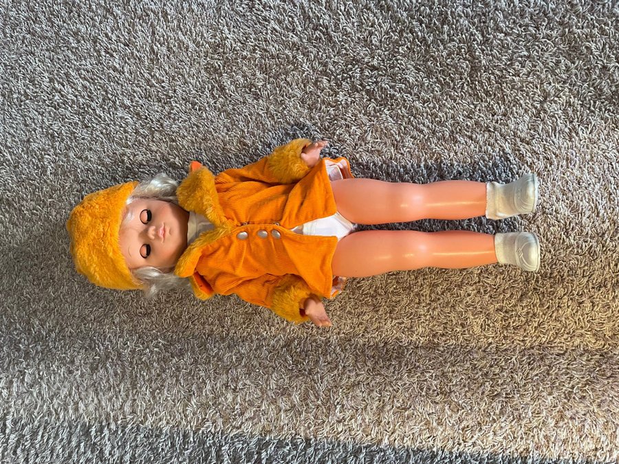 Docka med orange kappa og hatt vintage