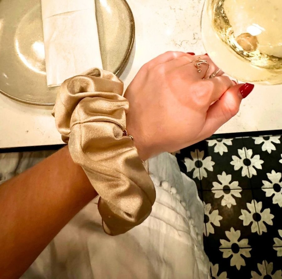 Nightcap x Enchanted Scrunch Scrunchie collab hårsnodd i siden guld HELT NY