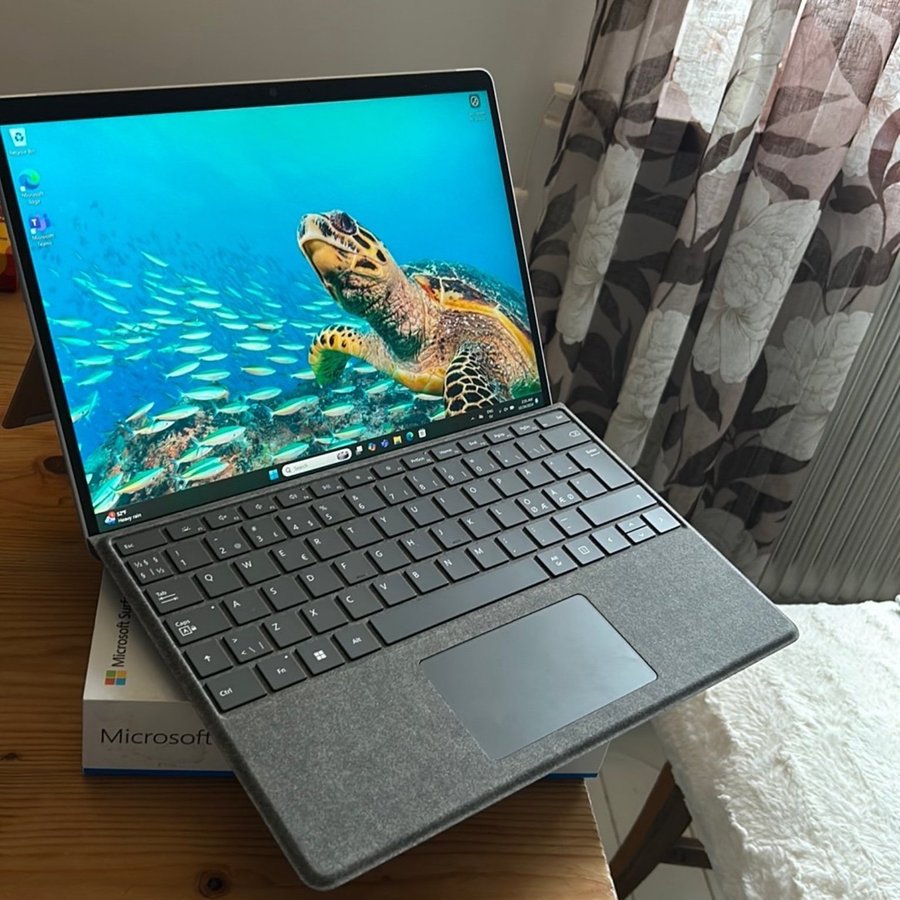 Surface 8 Pro med tangentbord i nyskick