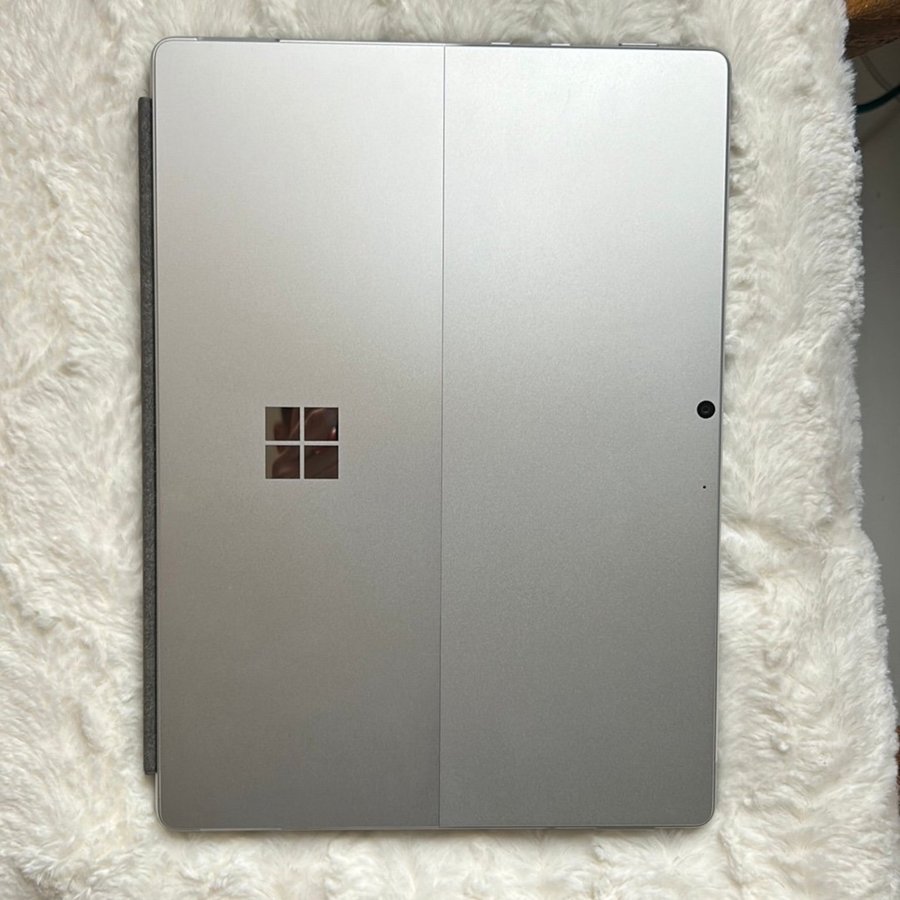 Surface 8 Pro med tangentbord i nyskick