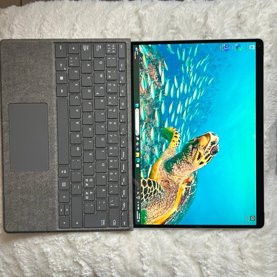 Surface 8 Pro med tangentbord i nyskick