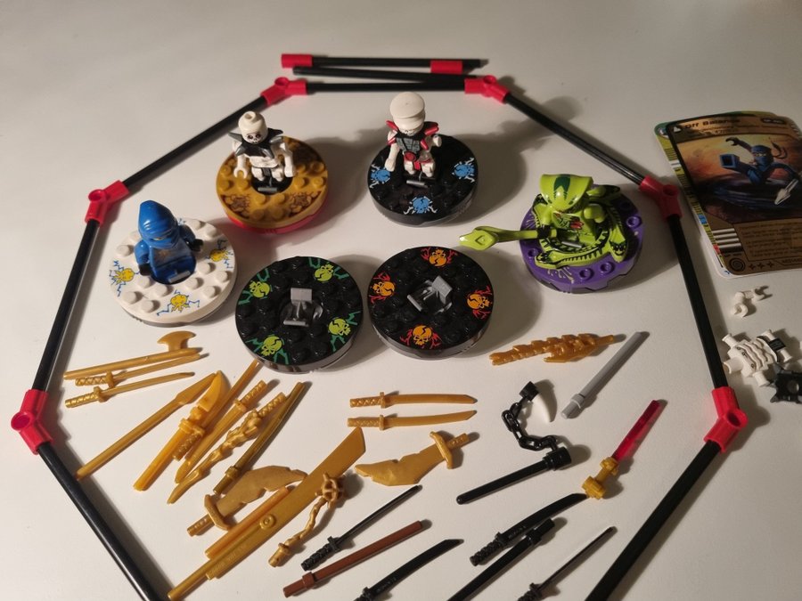 Lego Ninjago Spelbana med 4 minifigurer och mycket tillbehör