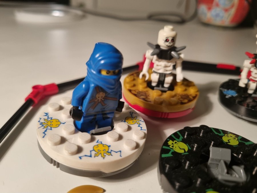 Lego Ninjago Spelbana med 4 minifigurer och mycket tillbehör