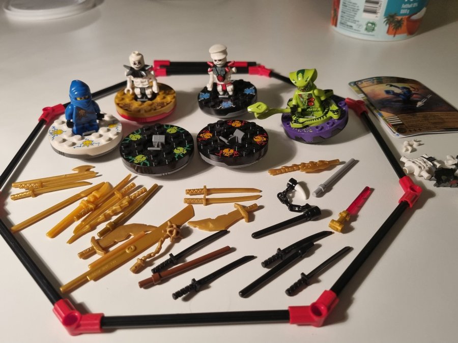 Lego Ninjago Spelbana med 4 minifigurer och mycket tillbehör