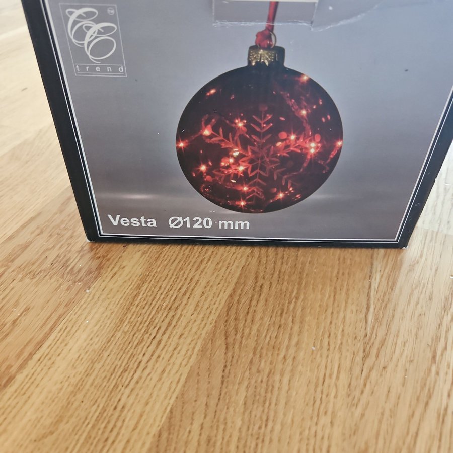 Röd julkula med LED-ljus