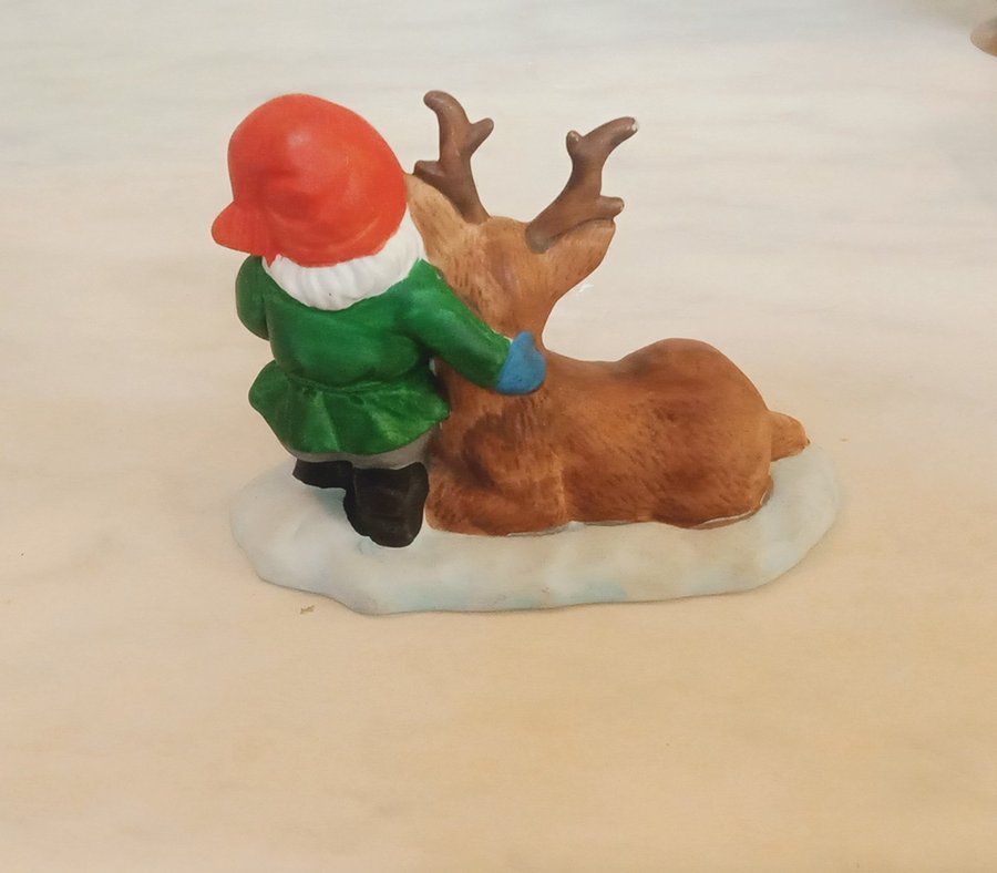 Figurin i keramik Tomte matar ren med äpple / Jultomte Jul