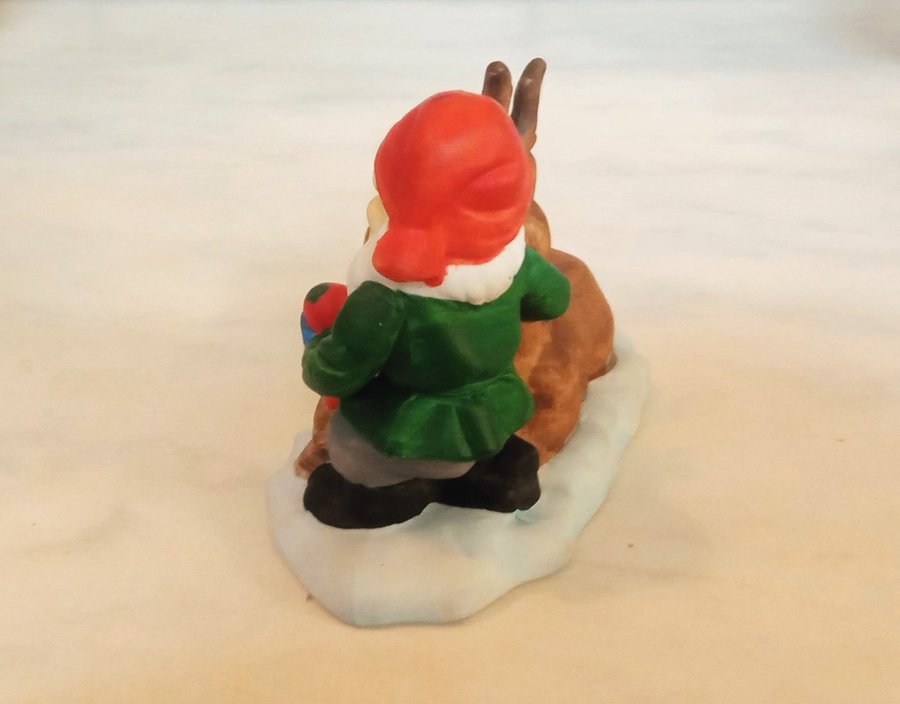 Figurin i keramik Tomte matar ren med äpple / Jultomte Jul