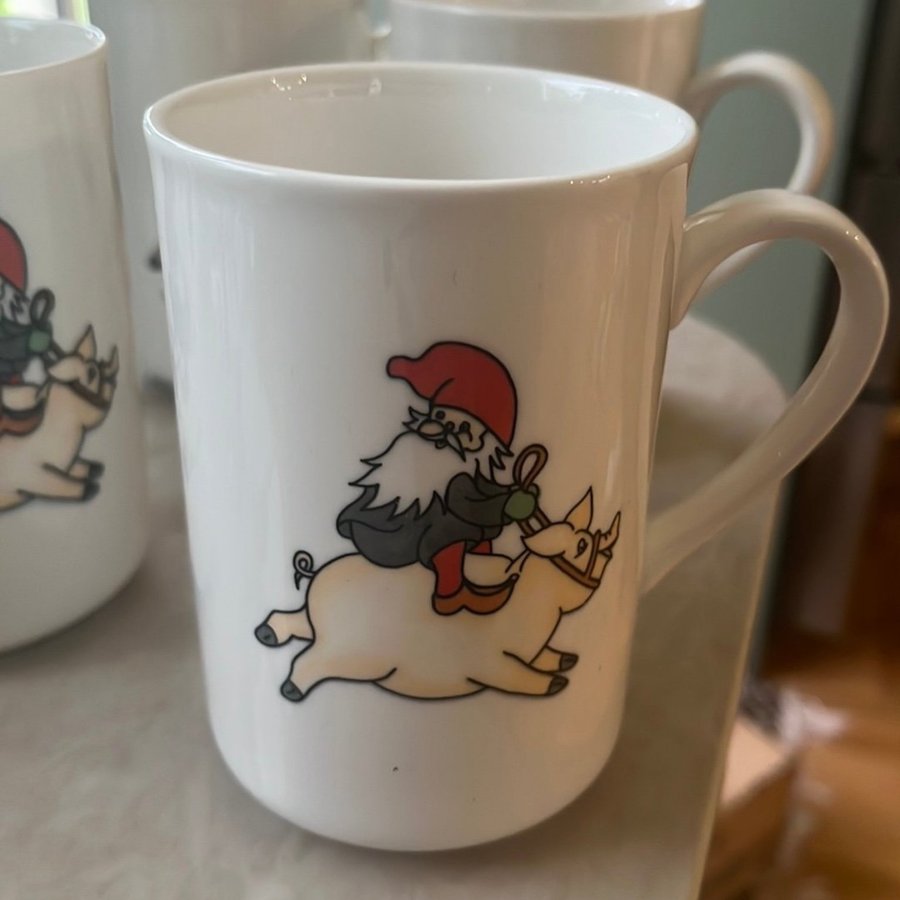 Kaffe-tekoppar med Tomte på Gris Märkta med "Rolf Berg" på undersidan