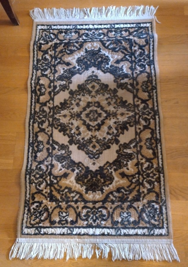 Orientalisk matta 100cm x 60cm från 50-60talet (förmodligen)