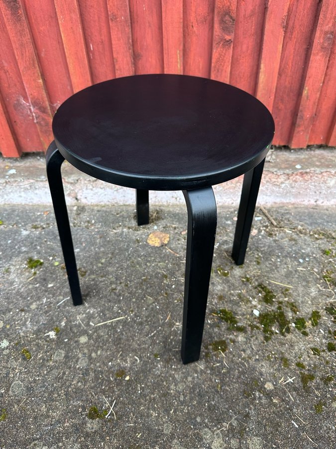 Svart pall FROSTA IKEA RETRO TRÄPALL