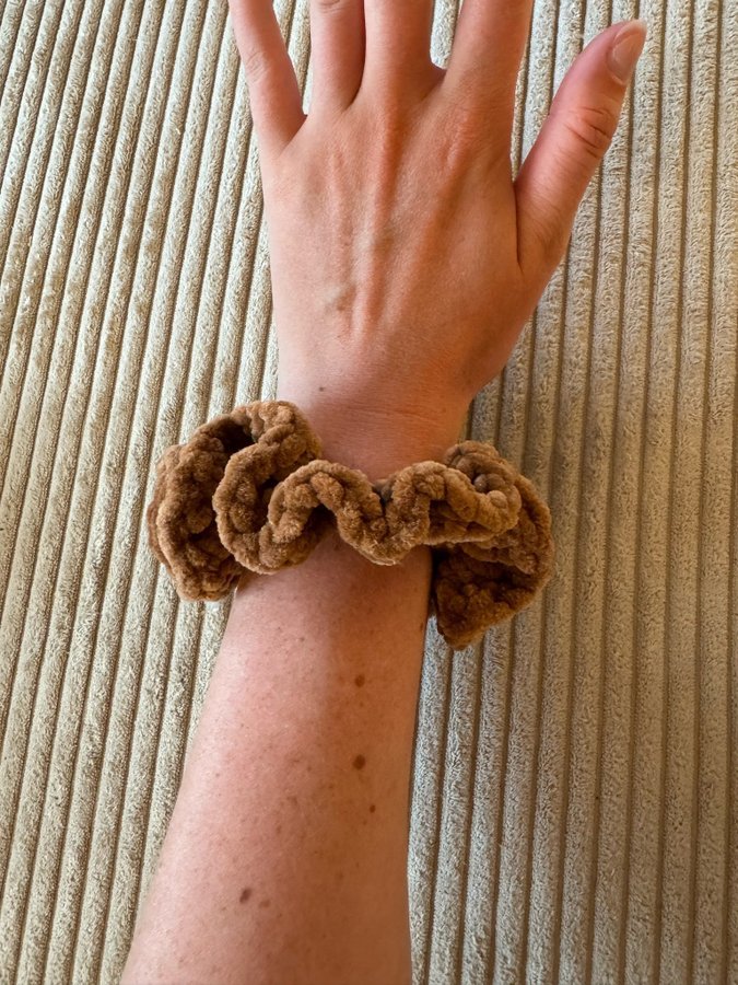 Virkad scrunchie/hårsnodd, brun