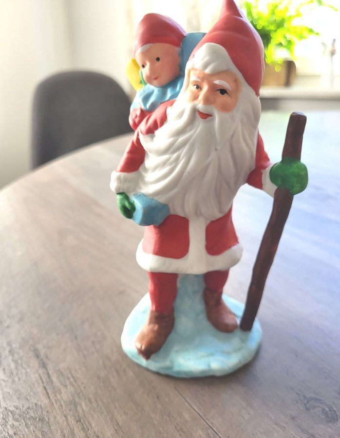 Jultomte med liten tomte på ryggen