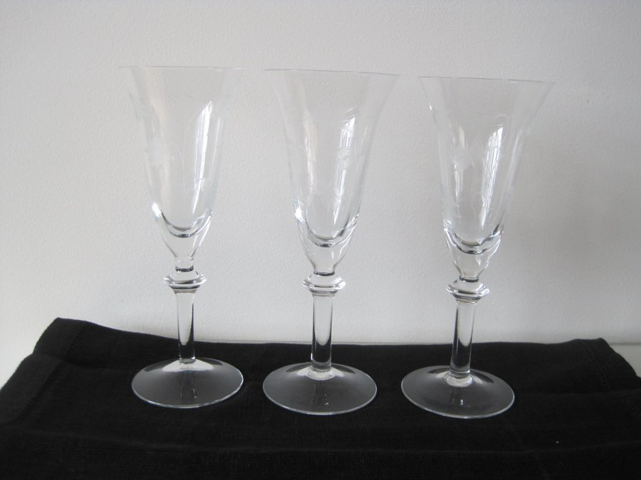 Tre stycken Blåklocka champagneglas, höjd 19,5 cm