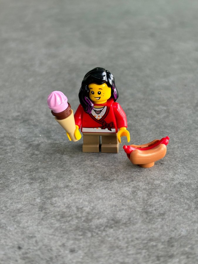 Lego: Minifigure: Town: City:Little Girl with icecream and hotdog