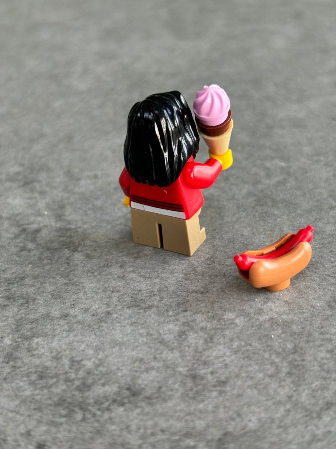 Lego: Minifigure: Town: City:Little Girl with icecream and hotdog